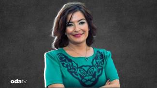 Eda Saraç’ın omuz hizasında dalgalı kısa kahverengi saçları var. Üzerinde yeşil renkte ve ön kısmında siyah desenler bulunan bir bluz giymiş. Boynunda kalp şekilli kolye takıyor. Gülümsüyor ve kollarını göğsünde kavuşturmuş. Arka plan koyu gri ve düz bir dokudan oluşuyor. Sol alt köşede “odatv” logosu yer alıyor.