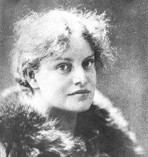 Lou Andreas-Salome’nin siyah beyaz fotoğrafı. Omuzlarına kadar görünüyor. Açık tenli, dalgalı açık renk saçları dağınık bir şekilde başının etrafına yayılmış. Yüzünde hafif bir gülümseme var ve doğrudan kameraya bakıyor. Üzerinde kalın ve tüylü bir kıyafet ya da şal var. Arka plan bulanık ve koyu tonlarda.