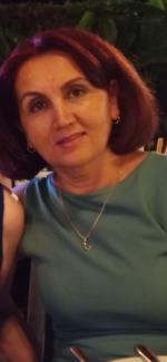 Küt kızıl saçları ve yeşil tişörtüyle akşam üzeri çekilmiş fotoğrafı