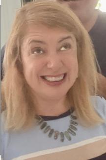 Yandan ayırdığı omuz hizasındaki sarı saçları var, yukarı bakarak kocaman gülümsüyor.