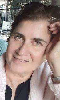 Nurdan Yakın planda yüzü görünüyor. Hafif tebessüm ediyor, açık renk gözlere ve kısa kahverengi saçlara sahip. Bir elini başına yaslamış şekilde poz vermiş. Üzerinde açık renk bir hırka ve siyah bir üst var. Kafasında güneş gözlüğü bulunuyor. Arka planda dış mekân olduğu anlaşılıyor; bazı ağaçlar ve demir parmaklıklar seçilebiliyor.